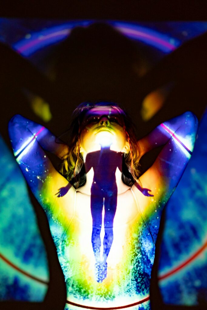 Imagen espiritual de una persona conectando con su interior, representando el proceso de emprender desde el SER