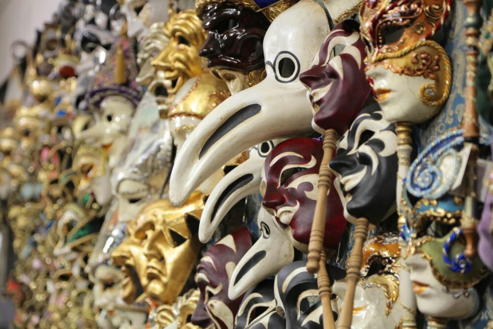 Máscaras decorativas que representan el ego disfrazado de autosuficiencia