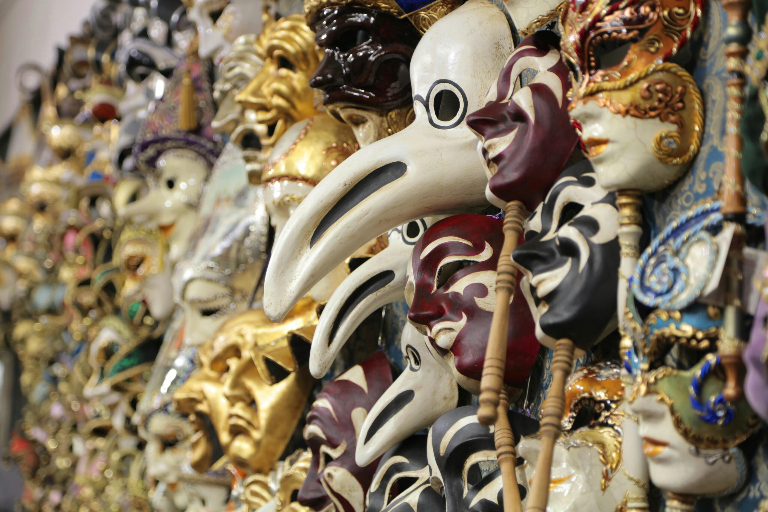 Máscaras decorativas que representan el ego disfrazado de autosuficiencia