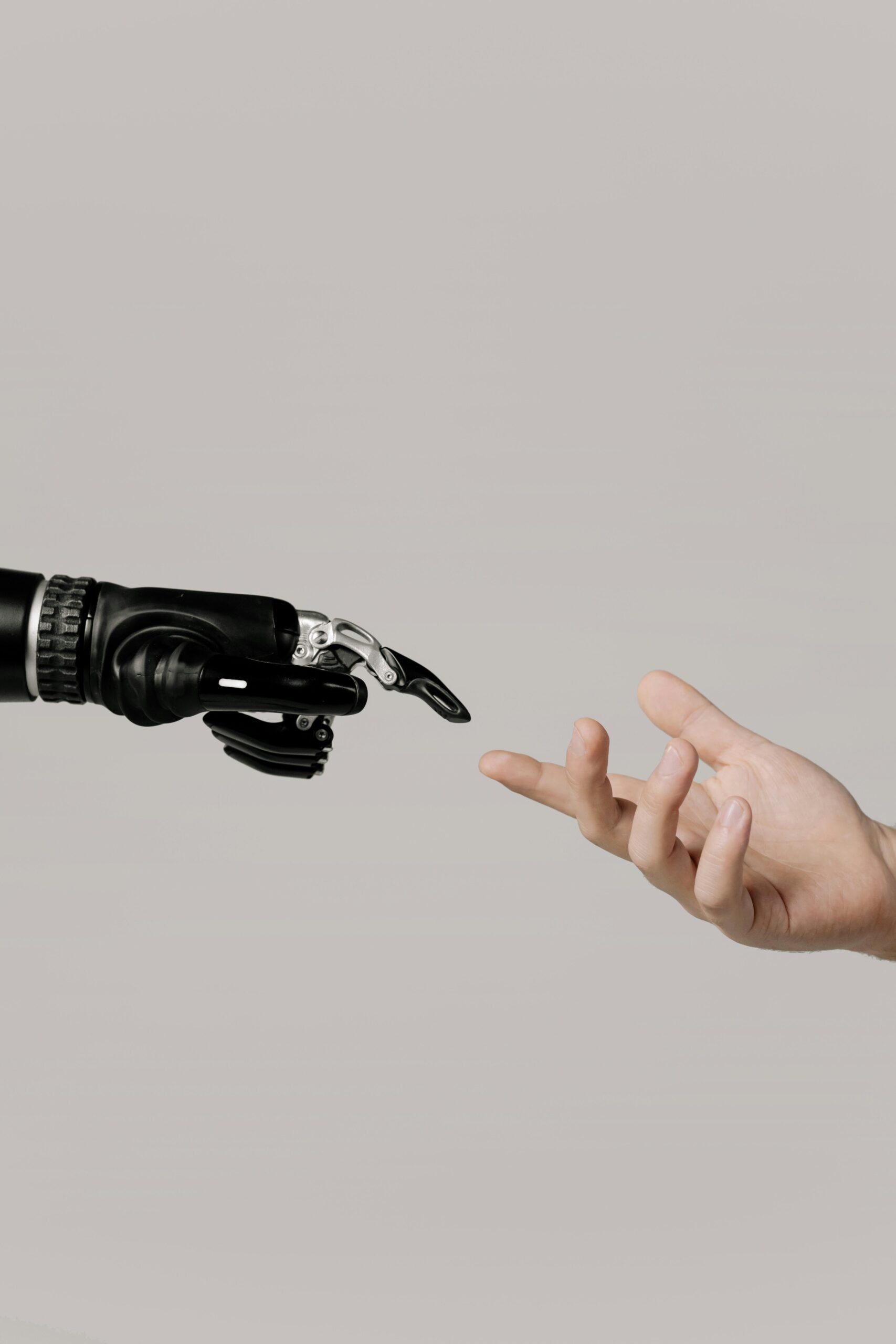 Mano humana estrechando una mano de inteligencia artificial, simbolizando la unión entre emprendedor y tecnología